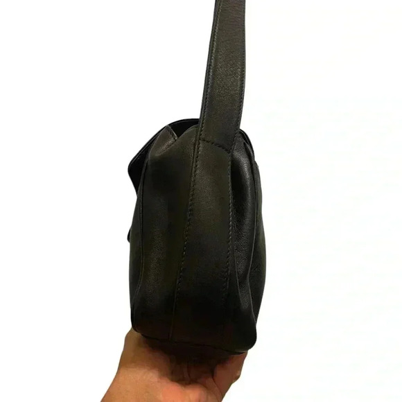 Gucci horsebit Leather Black
Crossbody Mini bag Used but in good condition - Picture 6 of 11